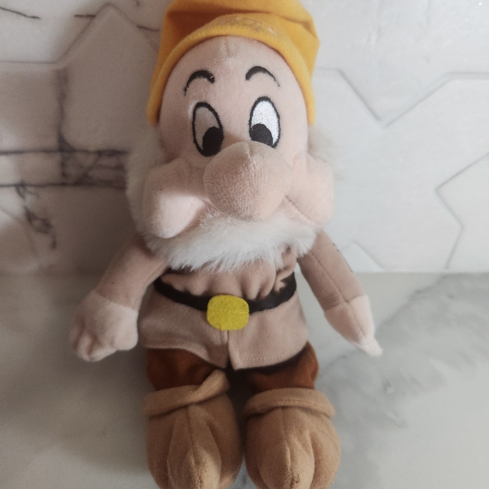Disney Parks Sneezy Plush Snow White Seven‎ Dwarfs Yellow Hat Walt Disney World